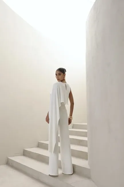 CONJUNTO ALFAIATARIA CALÇA E BLUSA ASSIMÉTRICA - OFF WHITE